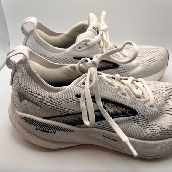 Brooks White and Gray Running Shoes - Picture 5 of 7
